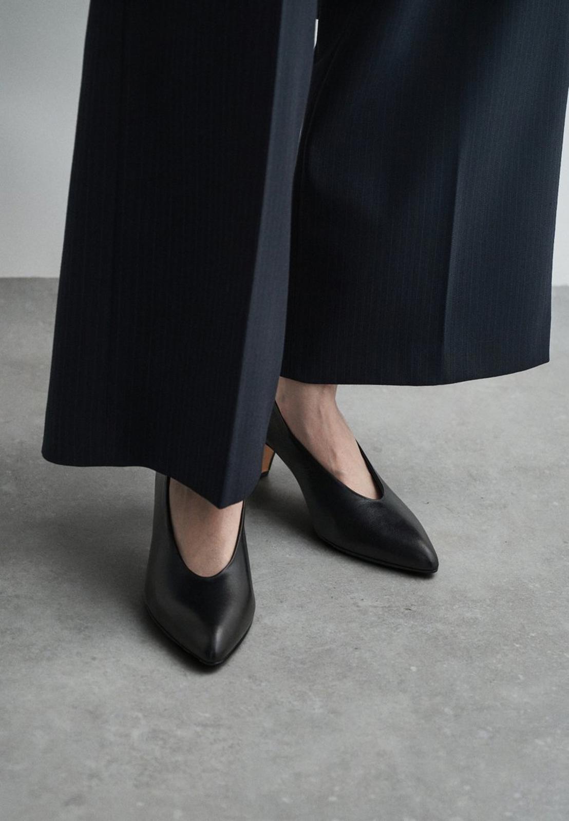 BALLY Aline 55 Black Leather Pumps, Size 8, Pristine Uppers,  Heel Repair Needed