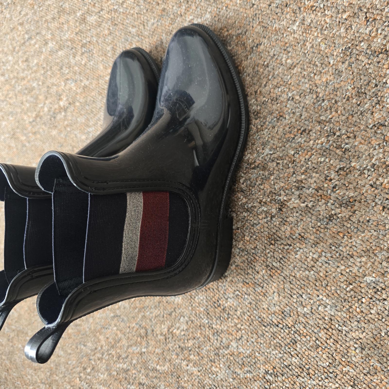 Tommy Hilfiger Women's Black Glossy Chelsea Rain Boots, Brand New, Size 39 UK 6