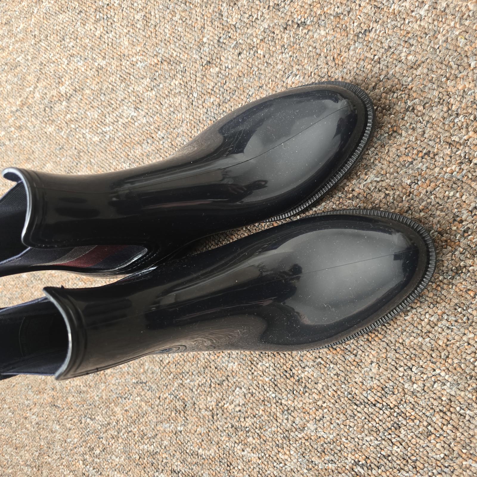 Tommy Hilfiger Women's Black Glossy Chelsea Rain Boots, Brand New, Size 39 UK 6