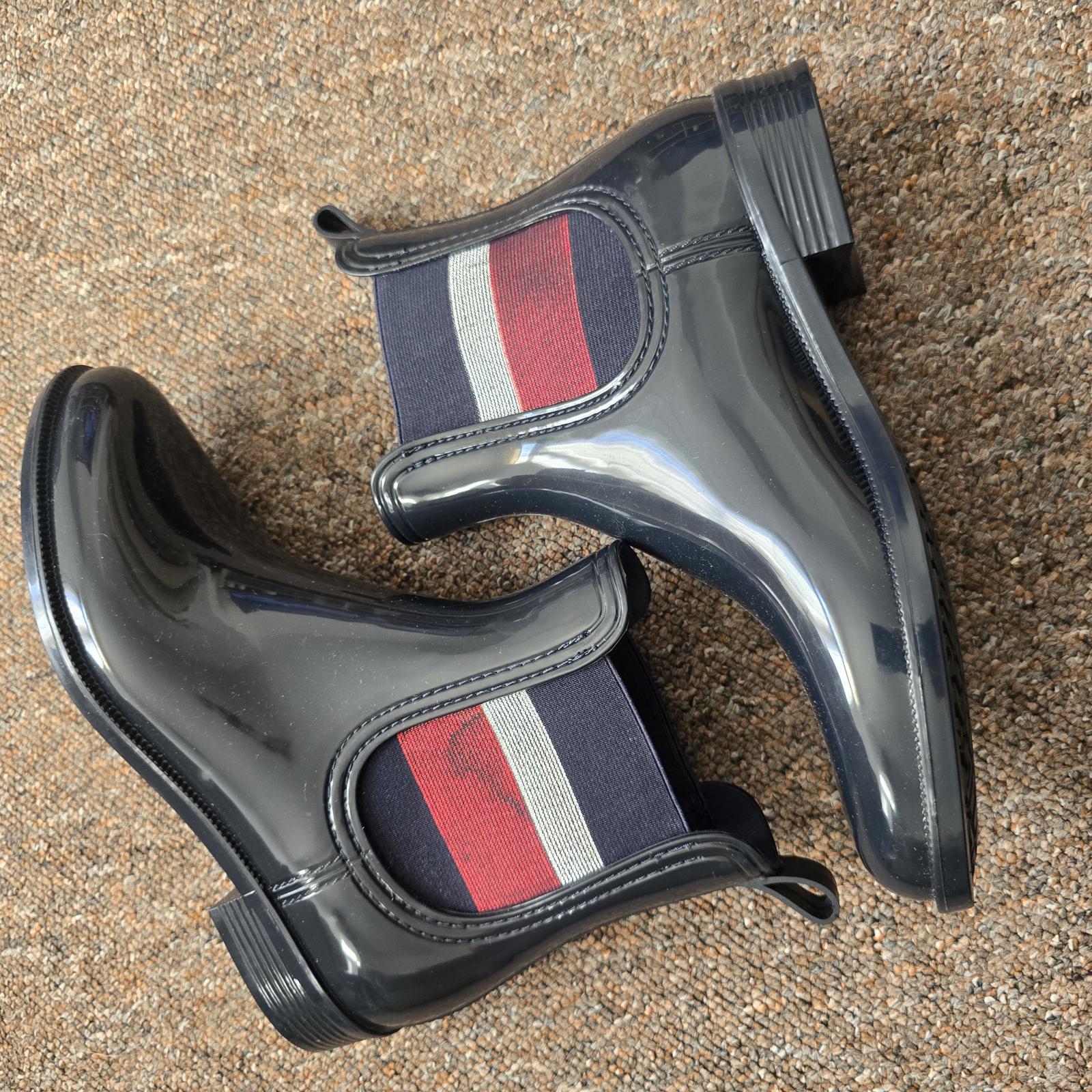 Tommy Hilfiger Women's Black Glossy Chelsea Rain Boots, Brand New, Size 39 UK 6