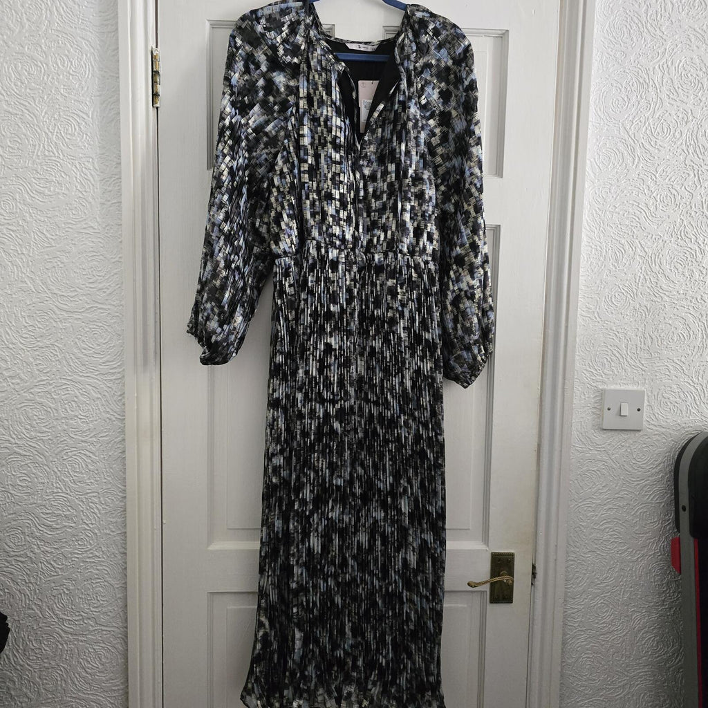Elegant Long Sleeve Pleated Midi Dress with Belt, geometric print, BNWT Size 20