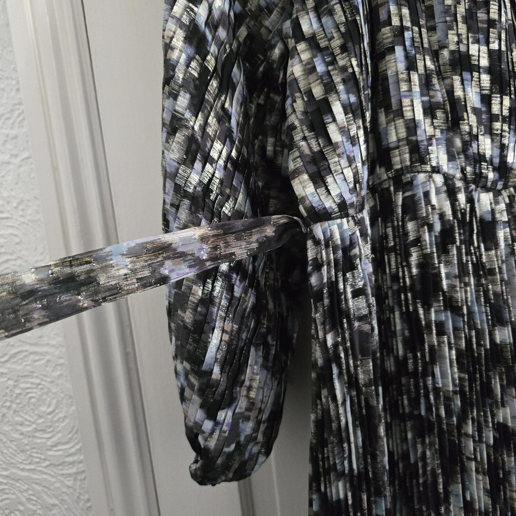 Elegant Long Sleeve Pleated Midi Dress with Belt, geometric print, BNWT Size 20