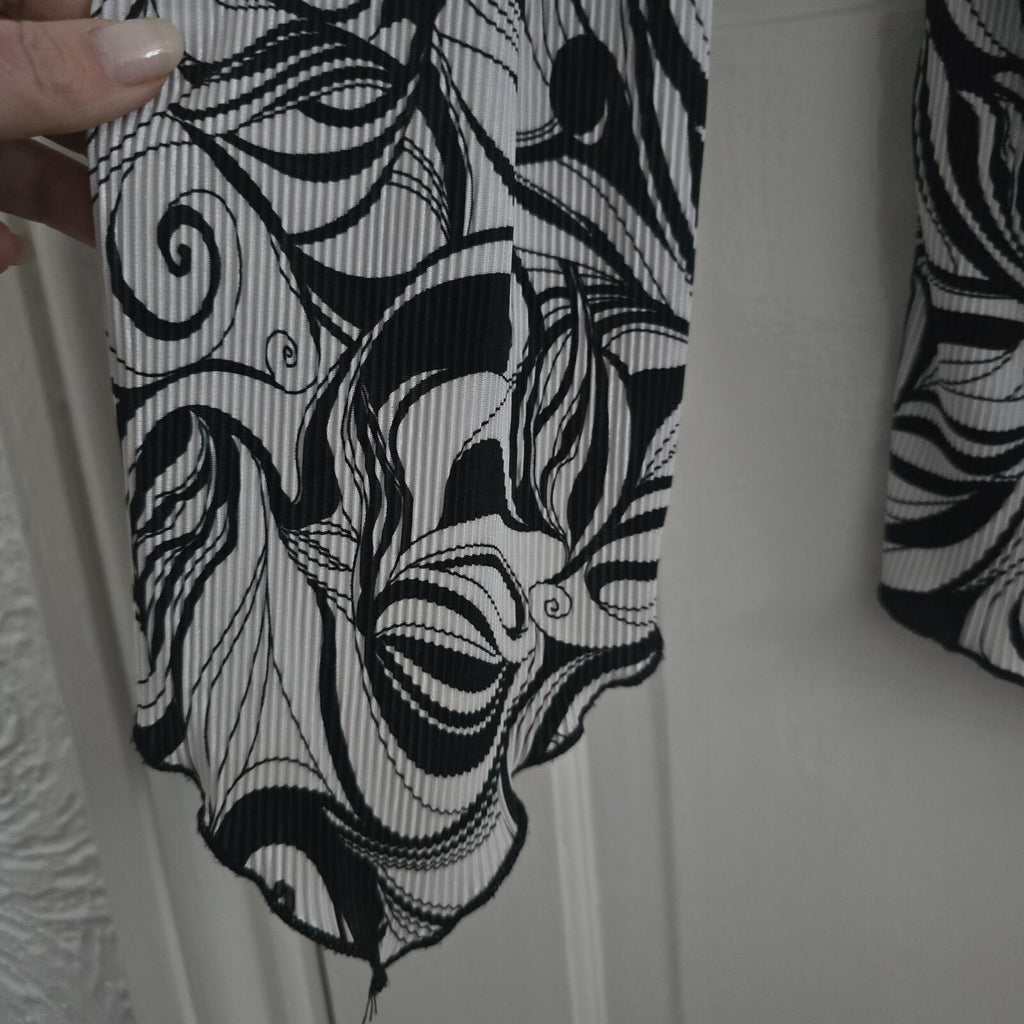 Dressbarn Petite Monochrome Swirl Top – Keyhole Detail – Size S, Pleated, Plisse
