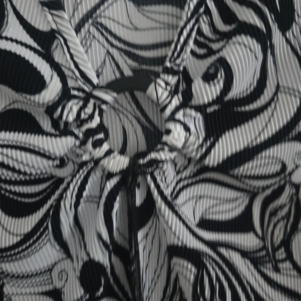 Dressbarn Petite Monochrome Swirl Top – Keyhole Detail – Size S, Pleated, Plisse