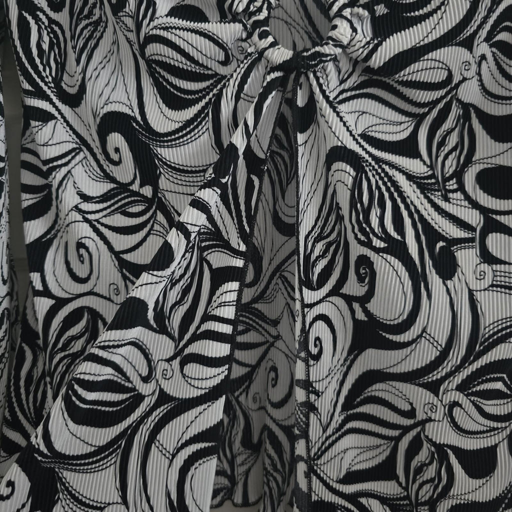 Dressbarn Petite Monochrome Swirl Top – Keyhole Detail – Size S, Pleated, Plisse