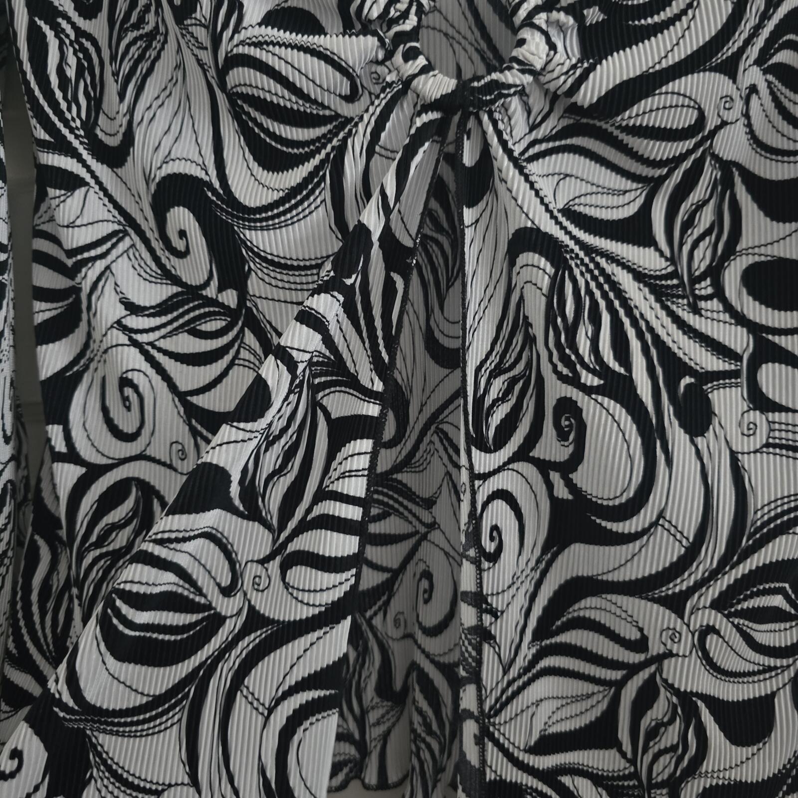Dressbarn Petite Monochrome Swirl Top – Keyhole Detail – Size S, Pleated, Plisse