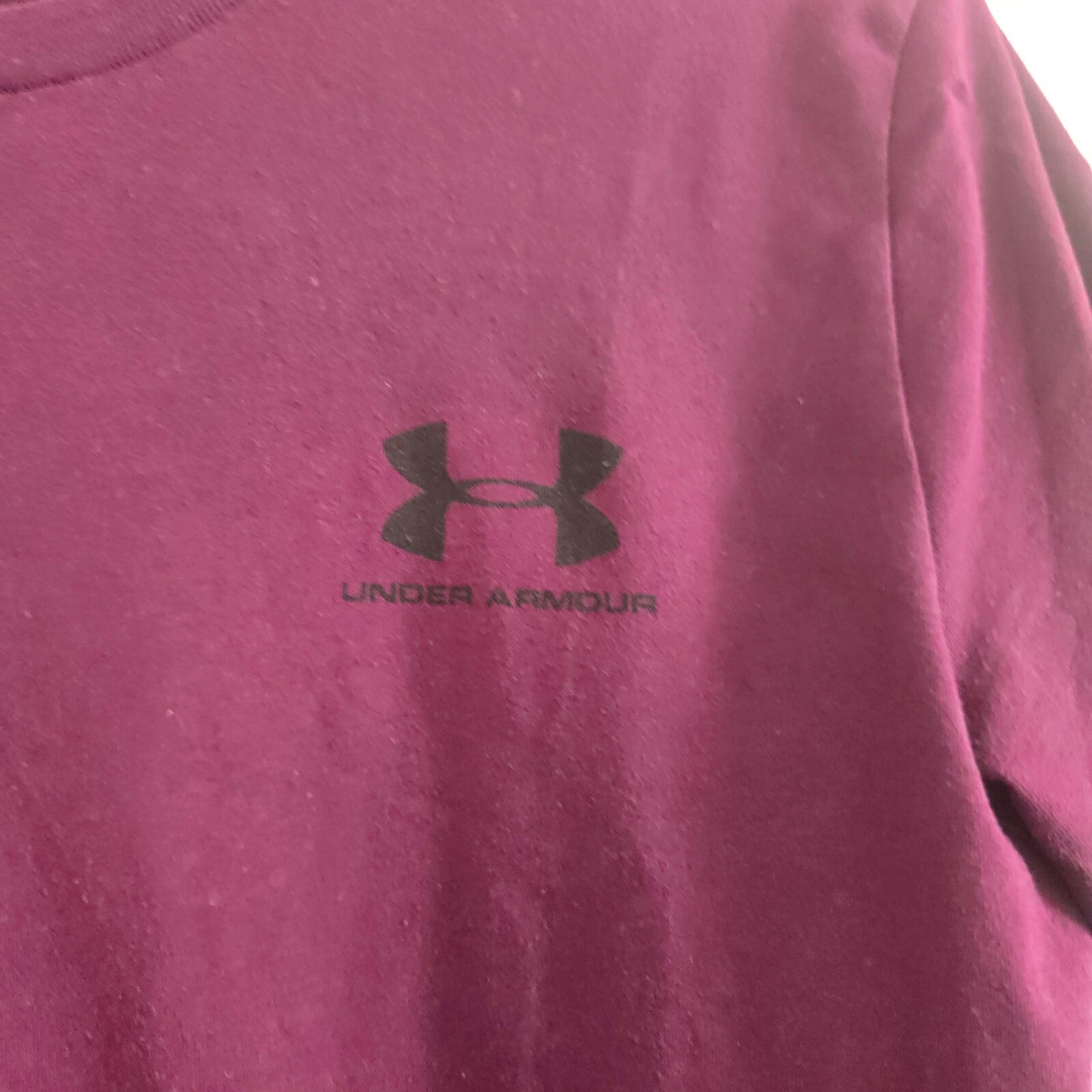 Under Armour Loose Fit Burgundy T-Shirt Size Small, Sports, Gym, Activewear