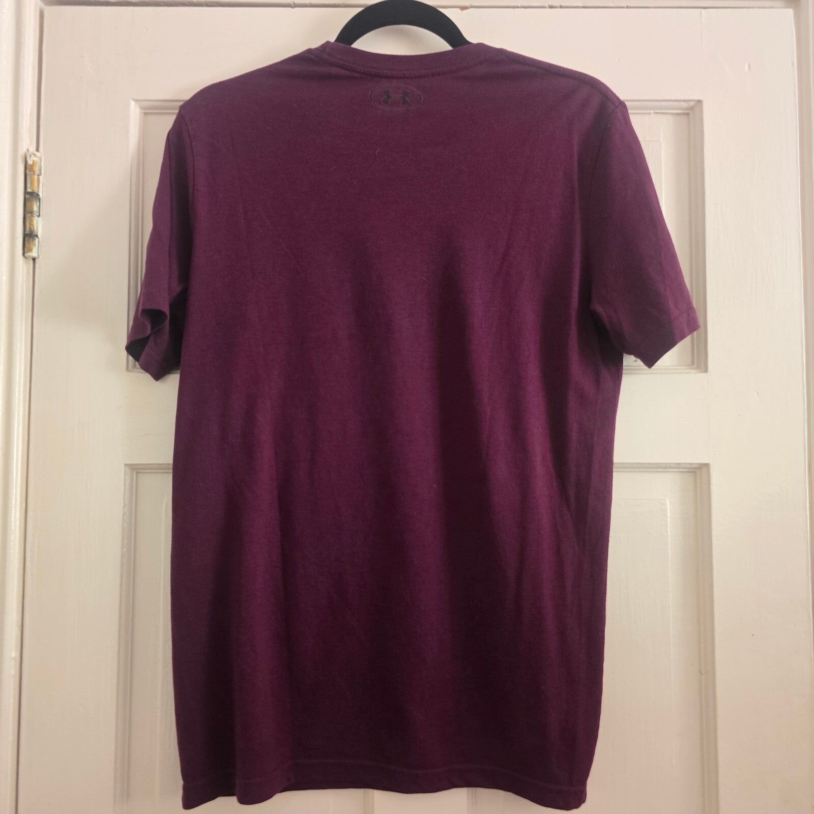 Under Armour Loose Fit Burgundy T-Shirt Size Small, Sports, Gym, Activewear