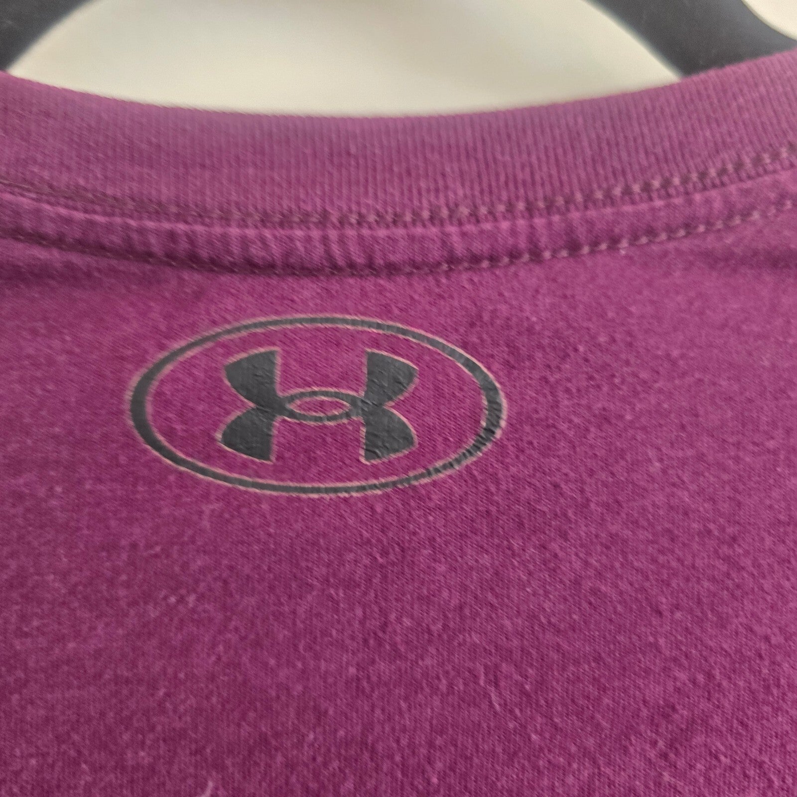 Under Armour Loose Fit Burgundy T-Shirt Size Small, Sports, Gym, Activewear