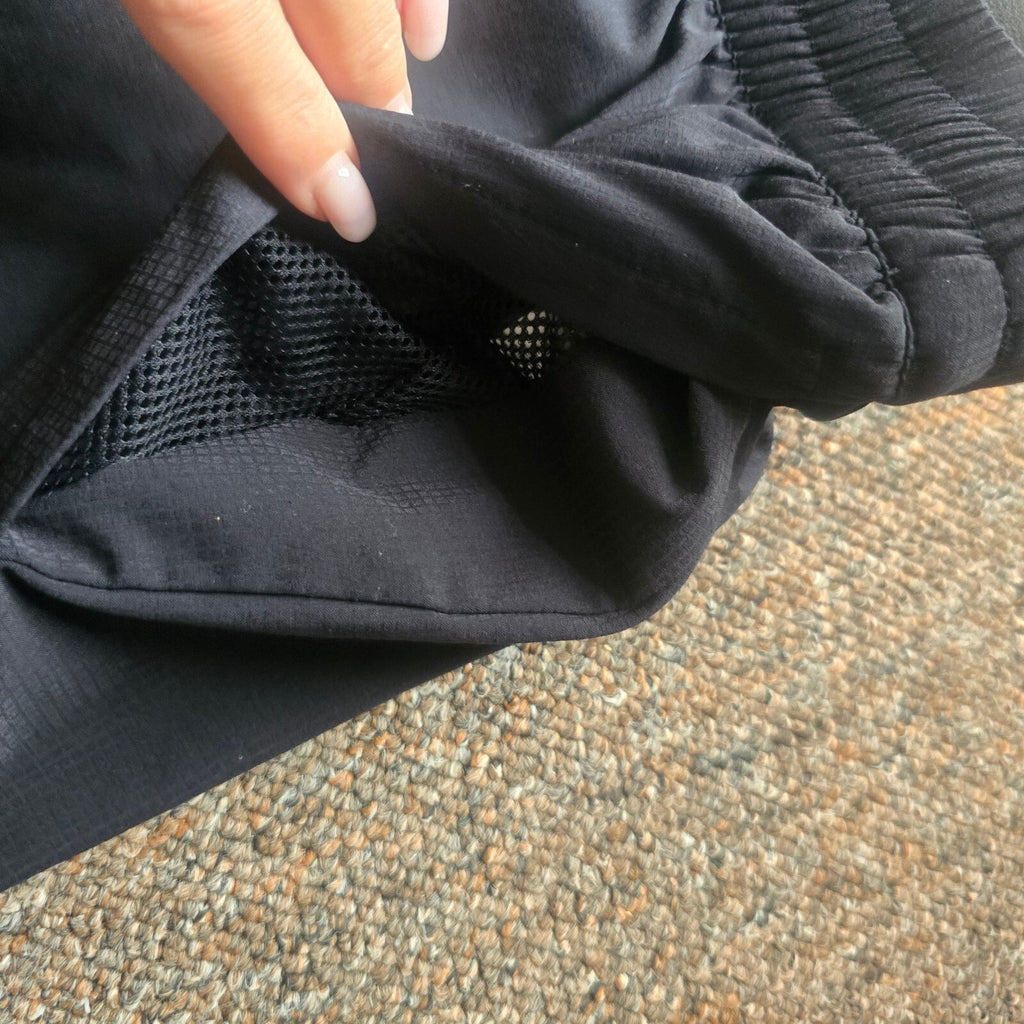 Under Armour Men's Black Athletic Shorts Medium, elasticated waist, sports, gym
