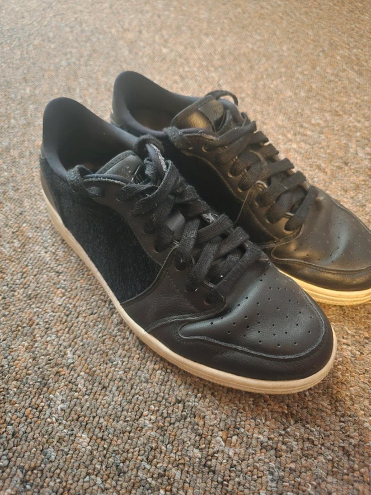 Air Jordan Unisex limited edition Retro Black leather and pony hair trainer, 7.5
