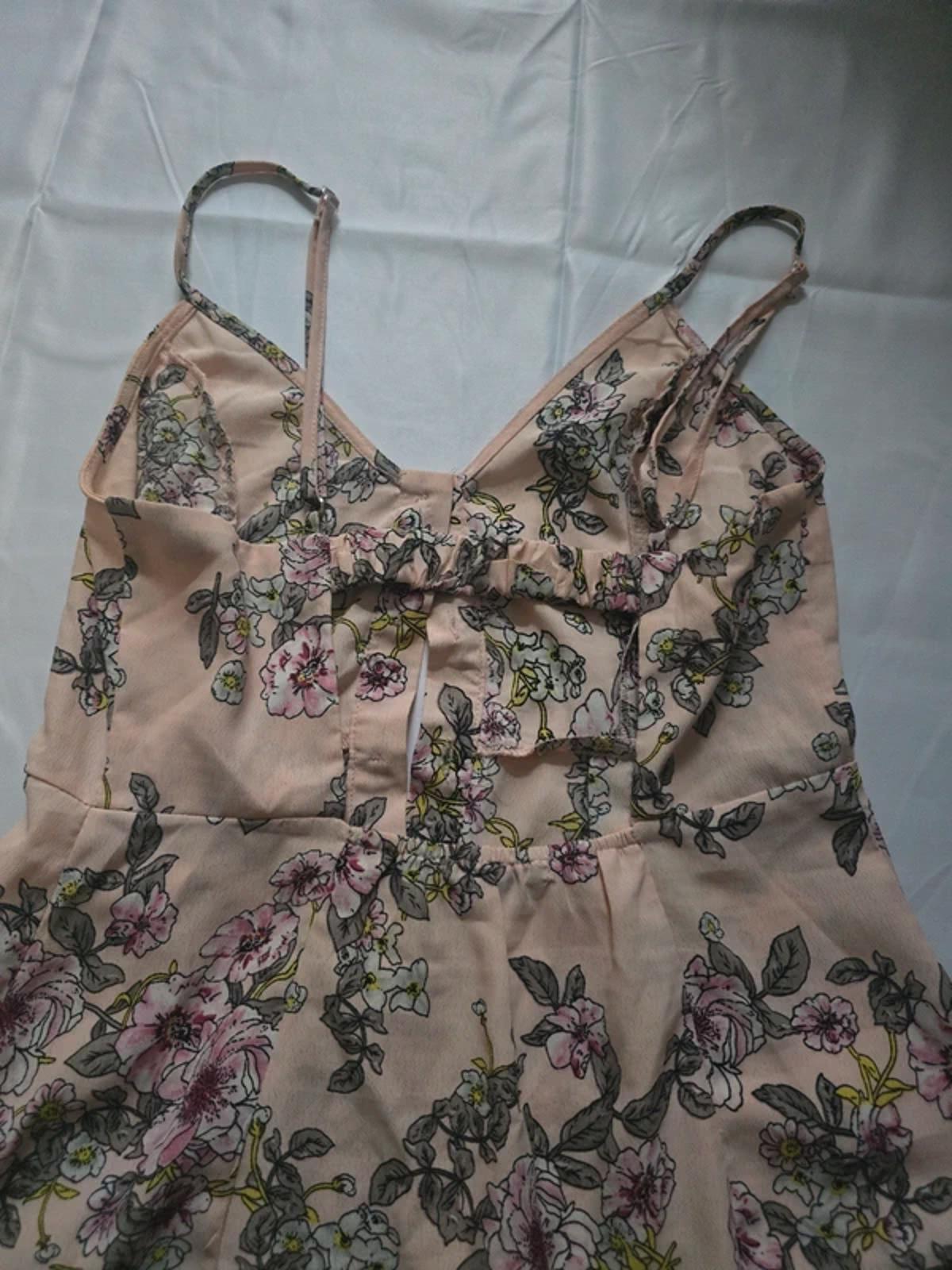 Floral print mini dress with open back detail, great for hol, summer, size 8