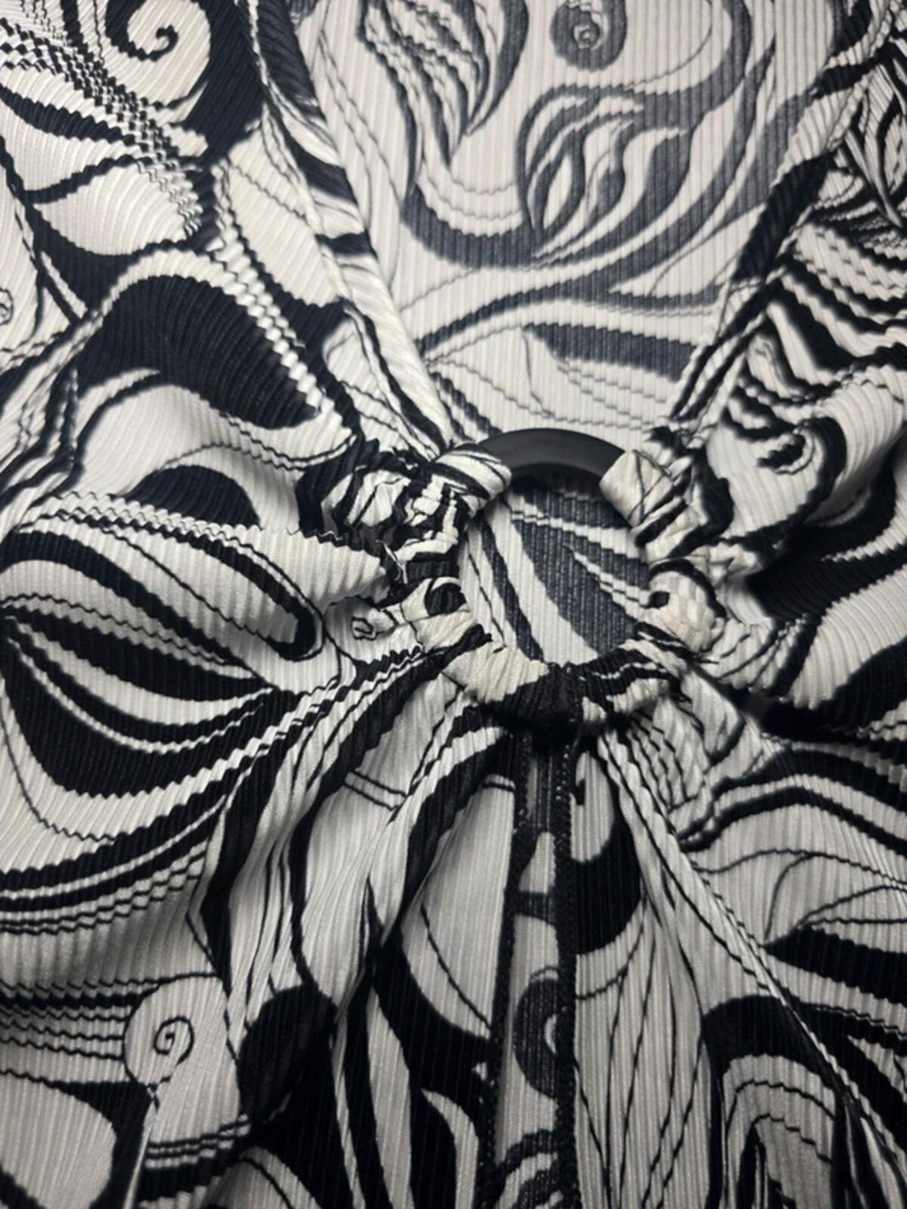 Dressbarn Petite Monochrome Swirl Top – Keyhole Detail – Size S, Pleated, Plisse