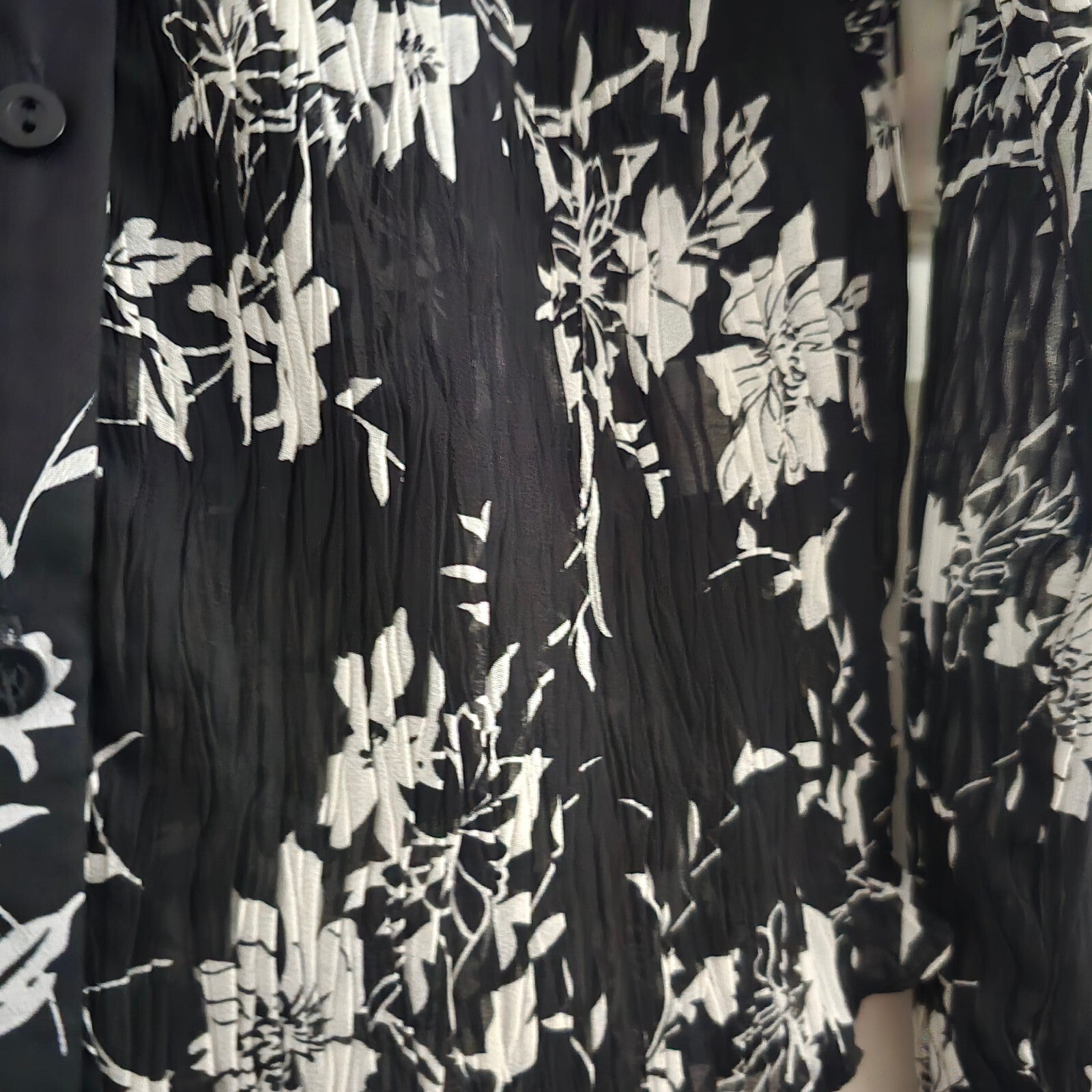 TU Black and White Floral Pleated, Plisse Long Sleeve Shirt Blouse Size 10