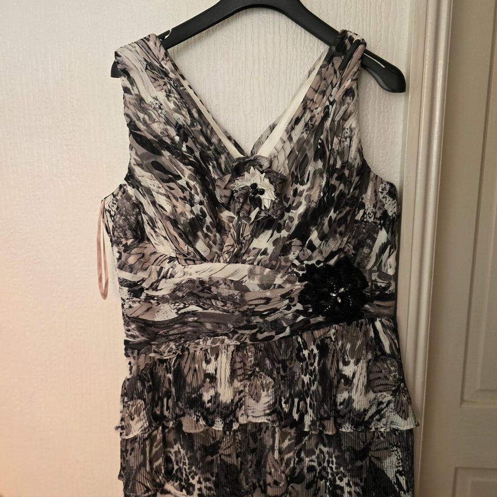 Cabotine Elegant Black and White Tiered Dress Suit Set White Jacket, size 18