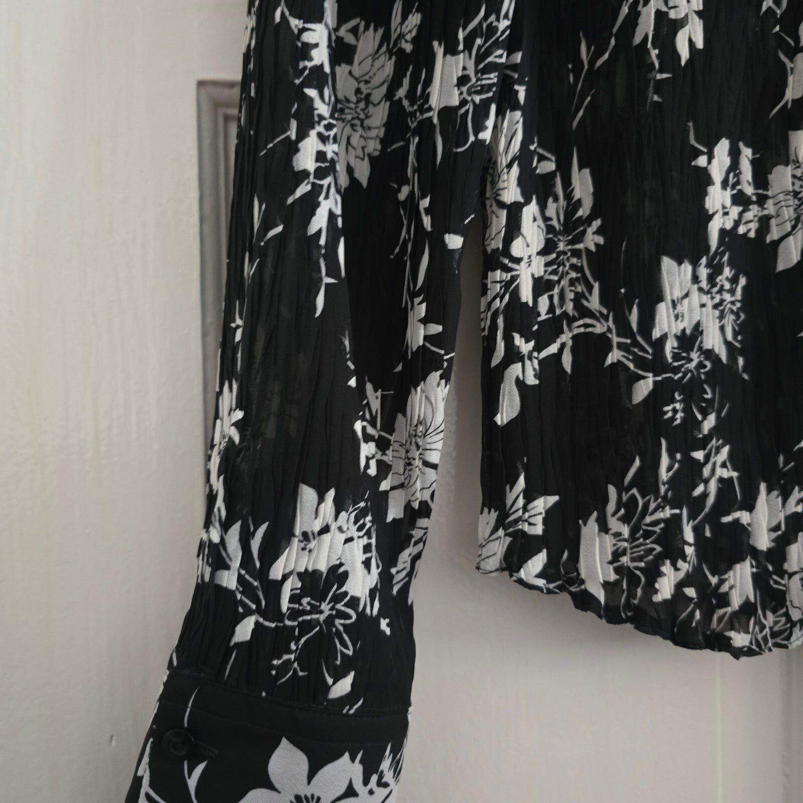 TU Black and White Floral Pleated, Plisse Long Sleeve Shirt Blouse Size 10