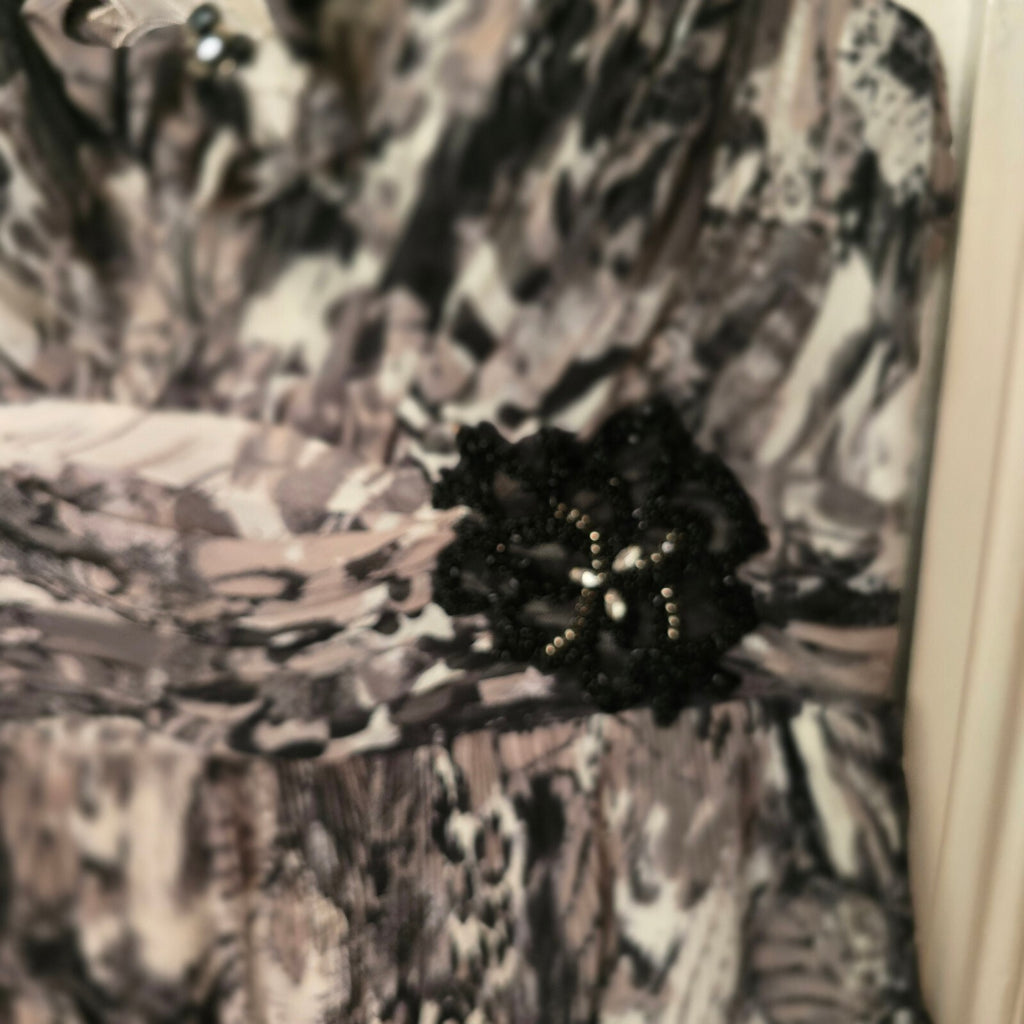Cabotine Elegant Black and White Tiered Dress Suit Set White Jacket, size 18