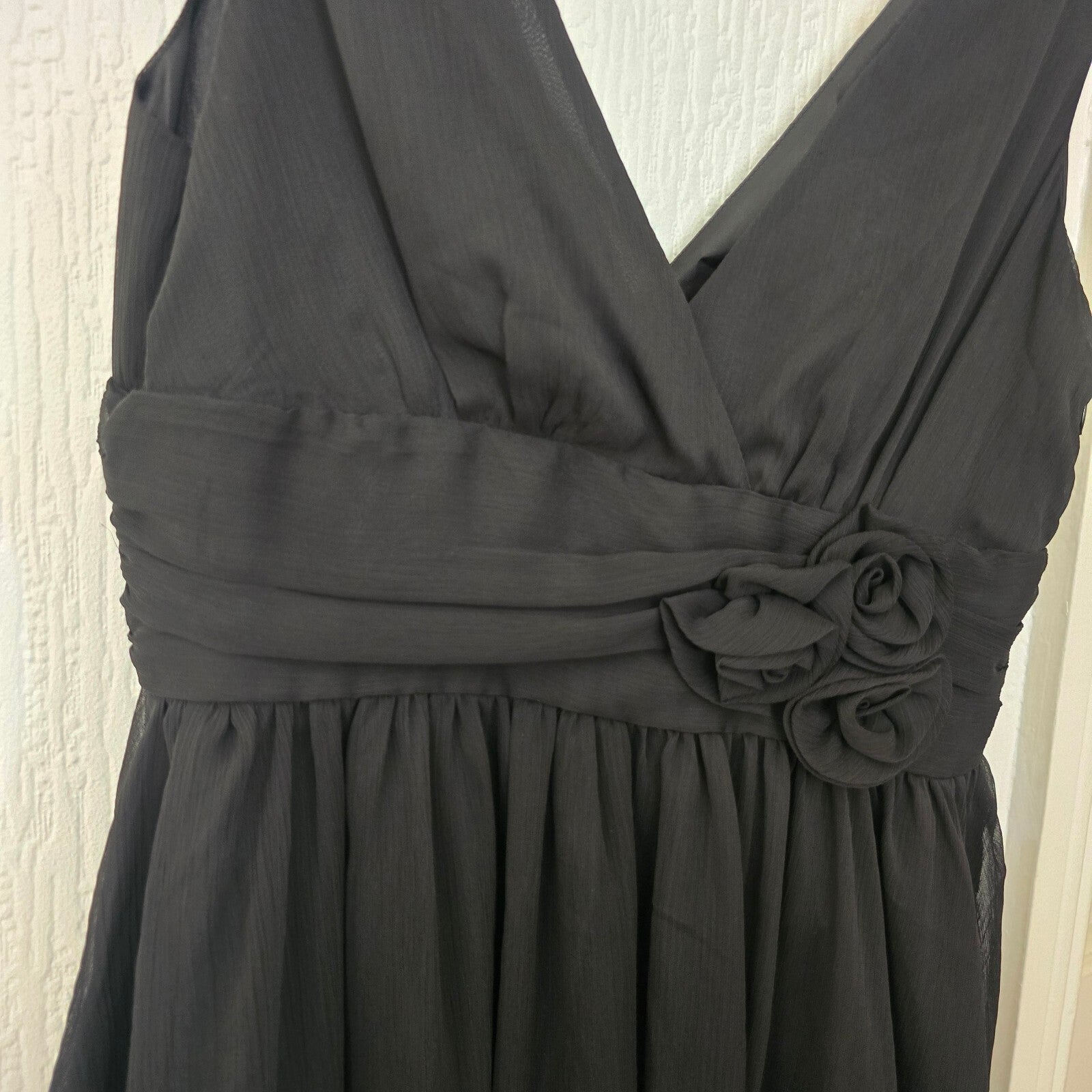 Black Sleeveless V-Neck Dress with Floral Waist Detail Size M, floaty, a line