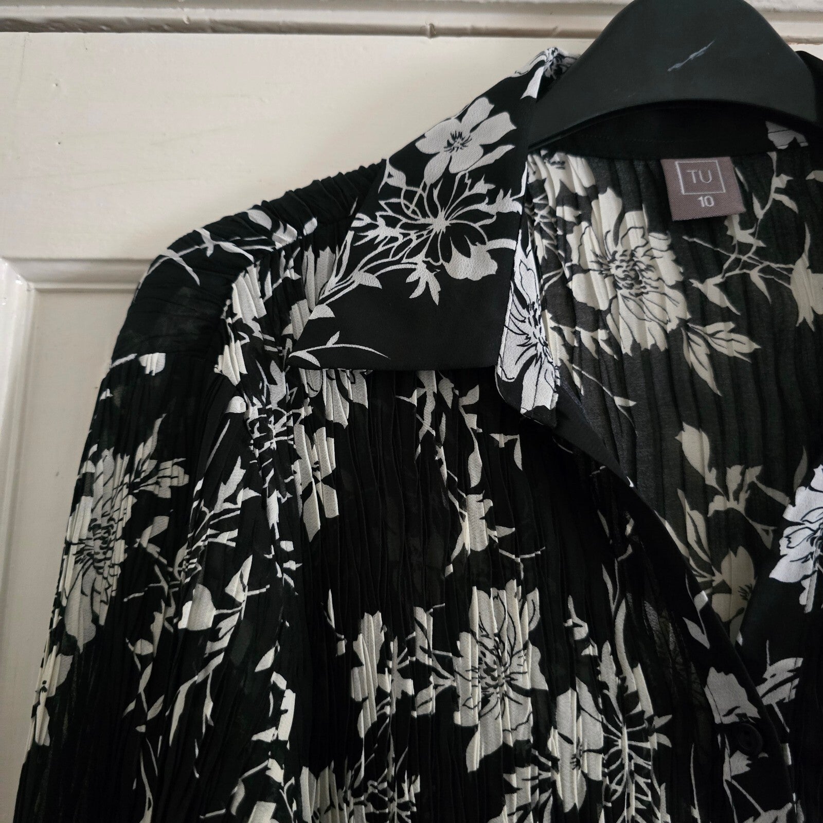 TU Black and White Floral Pleated, Plisse Long Sleeve Shirt Blouse Size 10