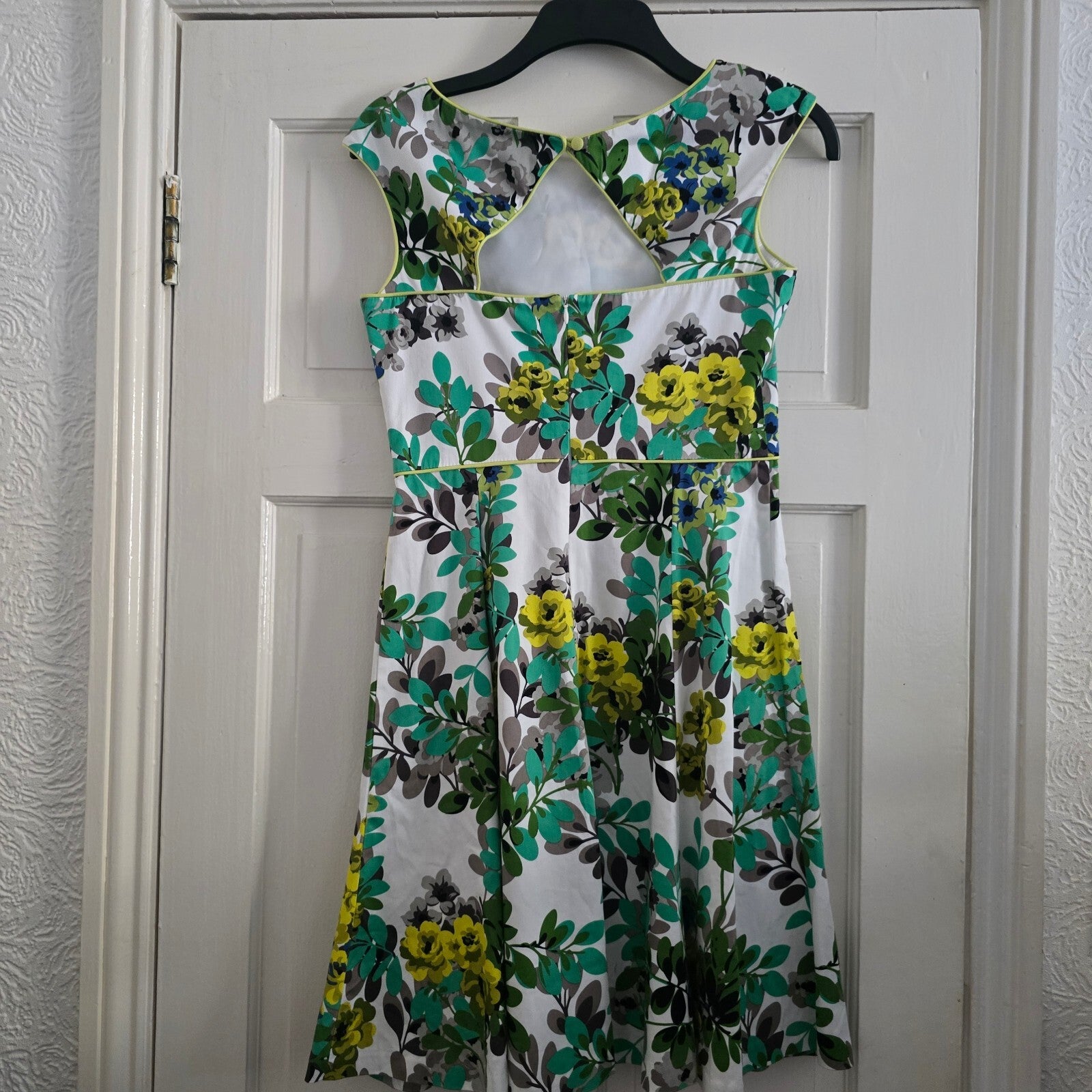 London Times Women's Floral Fit and Flare Dress, cut out back, a line, Size 6