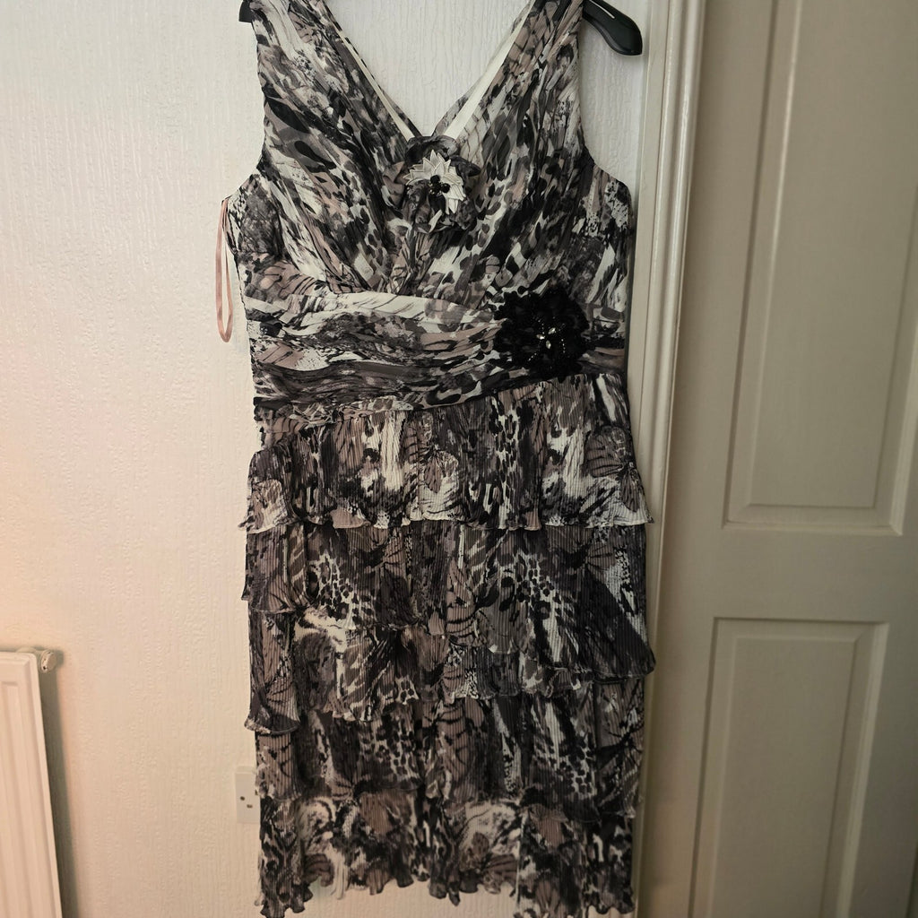Cabotine Elegant Black and White Tiered Dress Suit Set White Jacket, size 18
