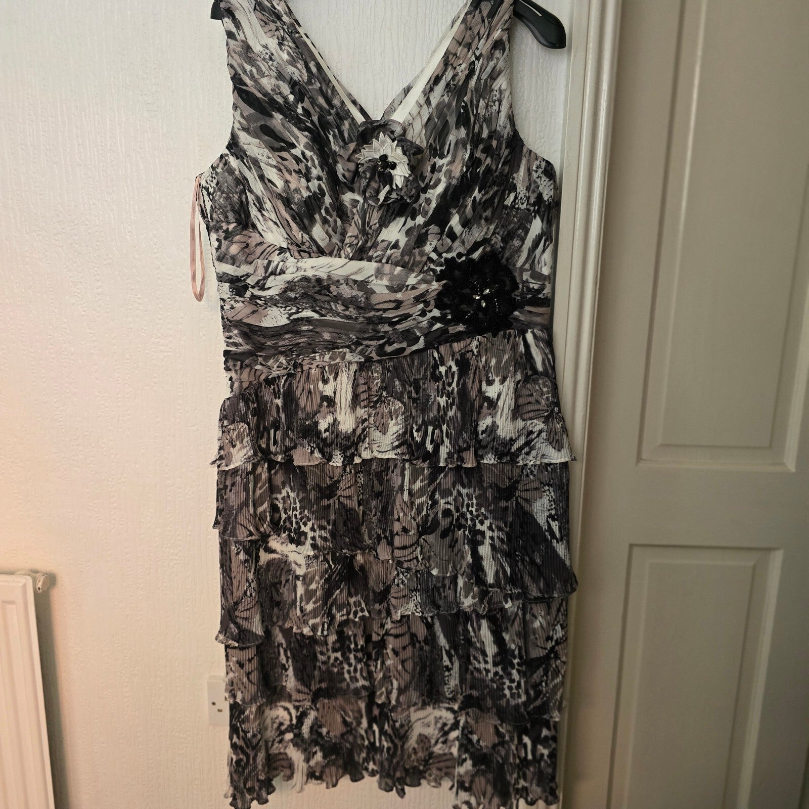 Cabotine Elegant Black and White Tiered Dress Suit Set White Jacket, size 18
