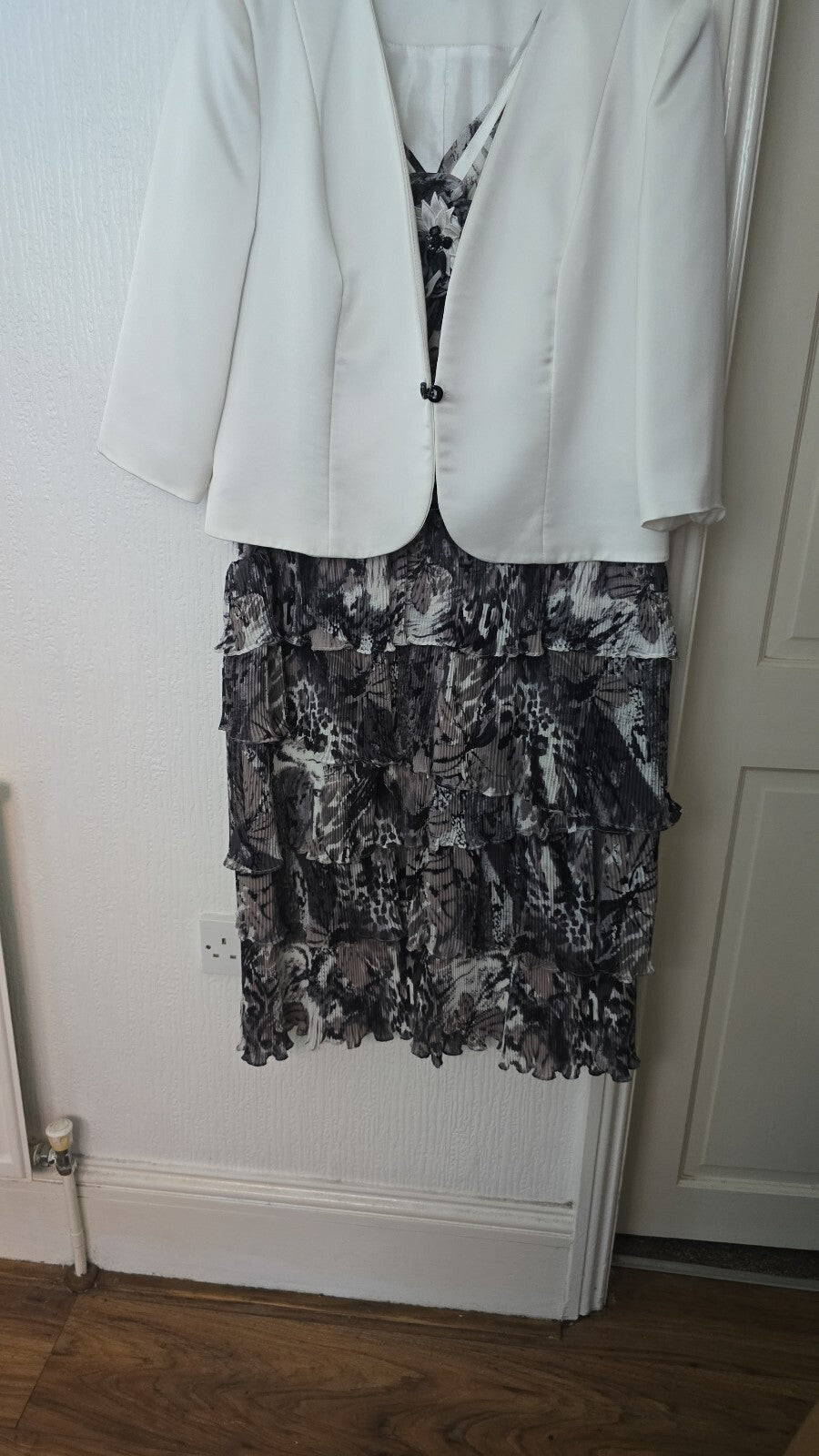 Cabotine Elegant Black and White Tiered Dress Suit Set White Jacket, size 18