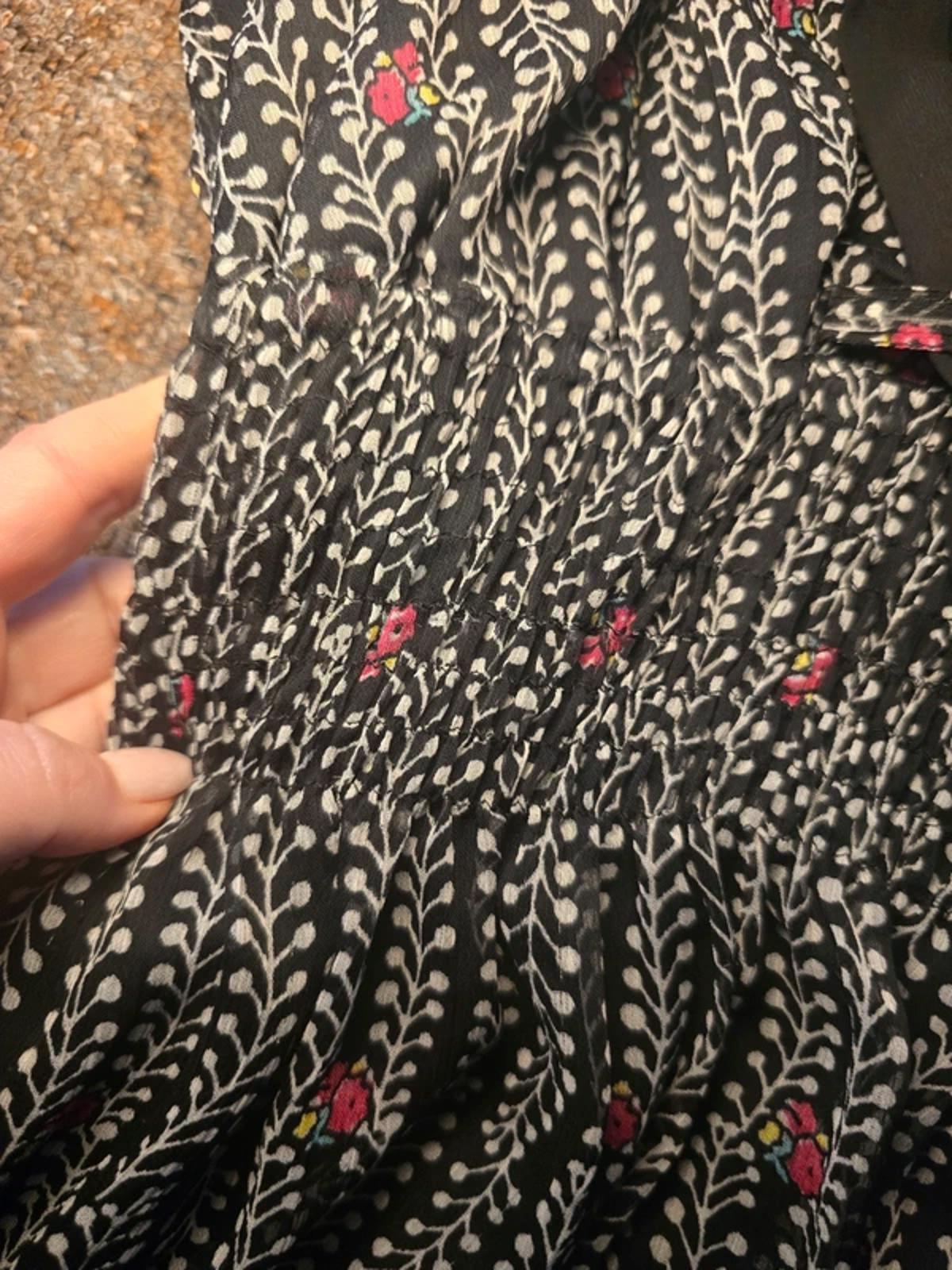 Black and white patterned dress, ruched waist, tie neck detail Ruffle hem, S