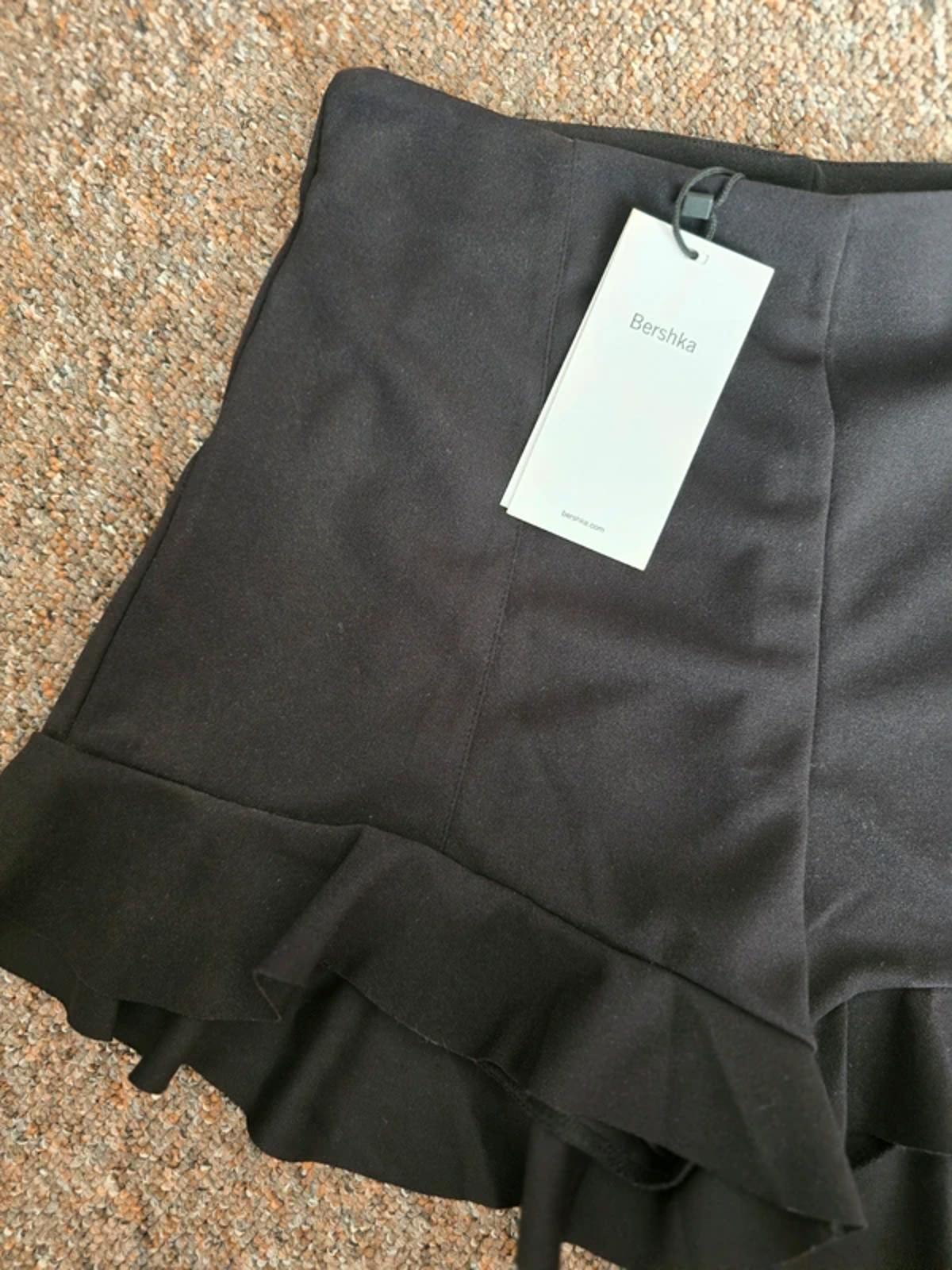 BNWT Black high waisted ruffle frill hem shorts, Berksha, size 10, smart, tailored