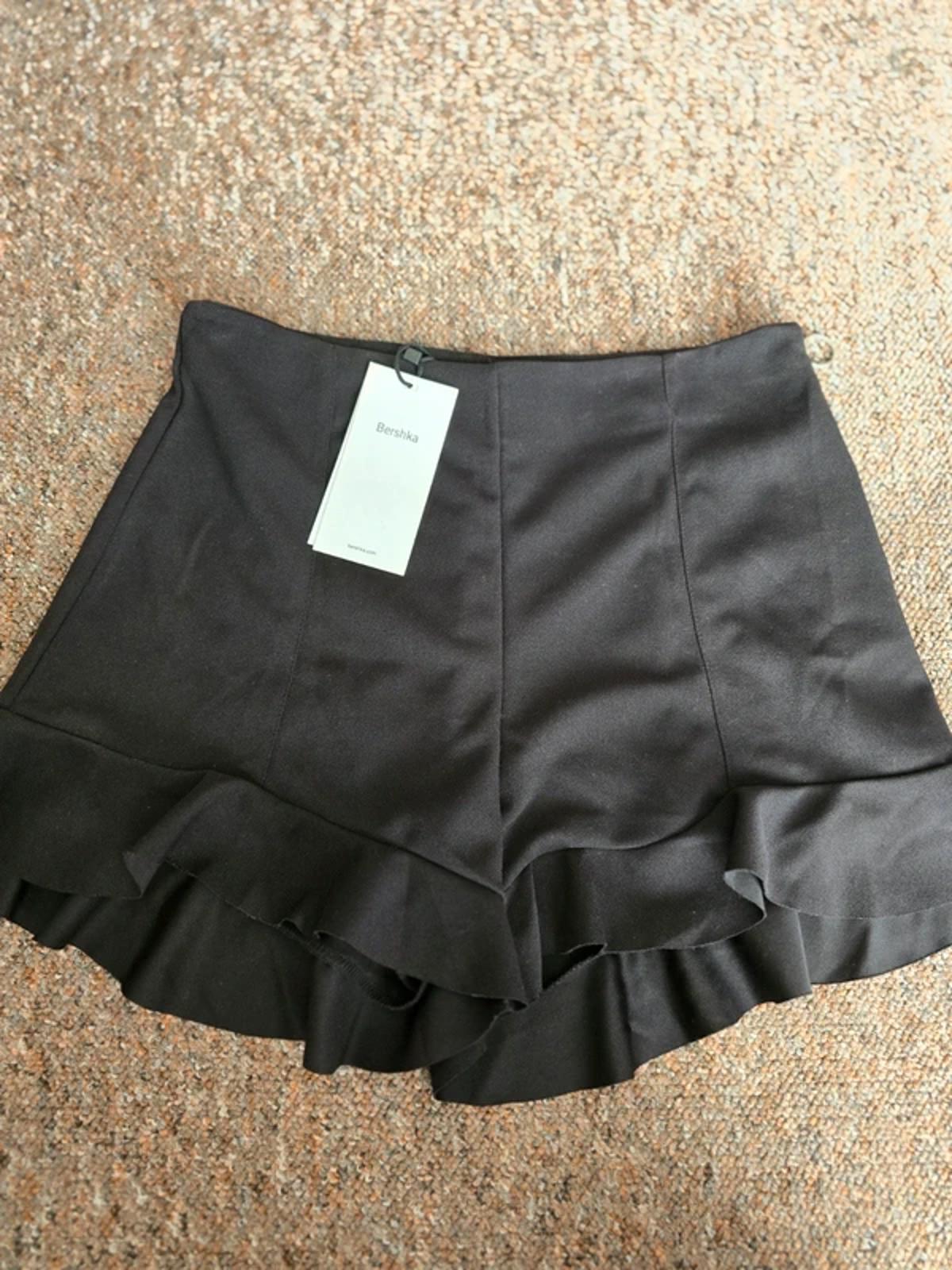 BNWT Black high waisted ruffle frill hem shorts, Berksha, size 10, smart, tailored