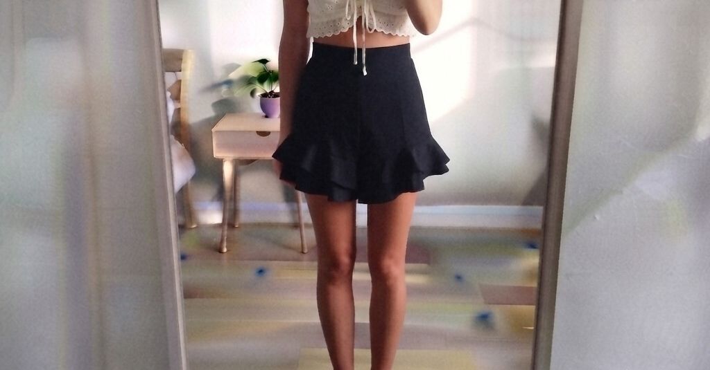 BNWT Black high waisted ruffle frill hem shorts, Berksha, size 10, smart, tailored